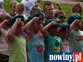 Wojskowi uczyli przedszkolaki salutowania